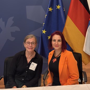 Janett Friese und Marina Dudelsack in der Kieler Staatskanzlei