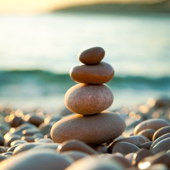 Ein Turm, der aus Steinen gebaut wurde